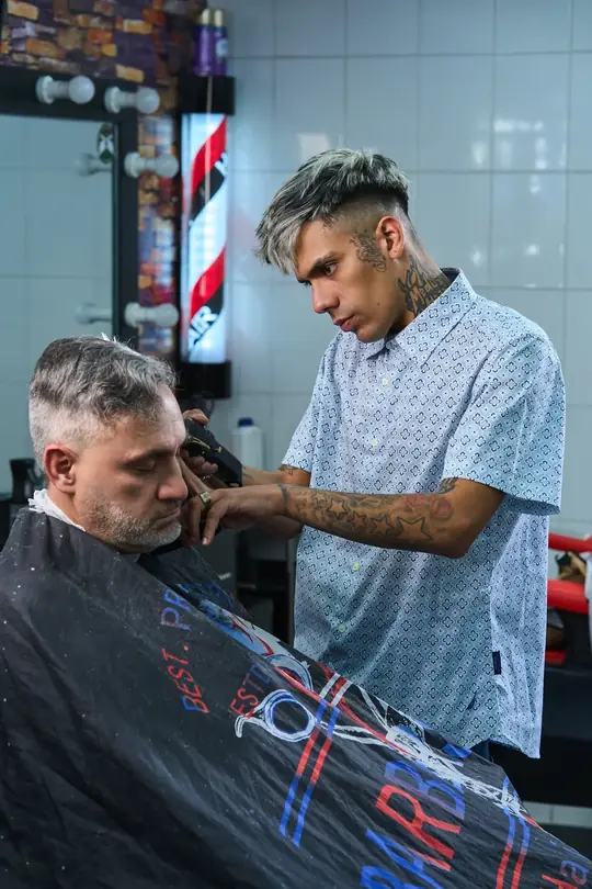 Barbero de El Ñaño trabajando el costado de un corte