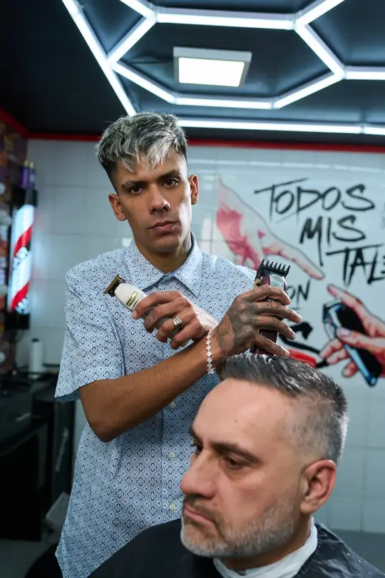 Barbero de El Ñaño haciendo un degradado con máquina