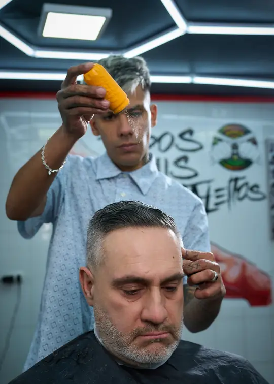 Barbero aplicando producto para el acabado
