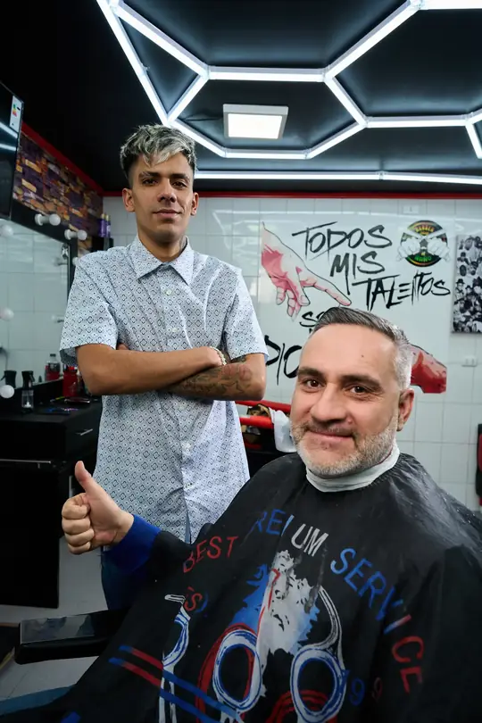 Cliente conforme junto a su barbero
