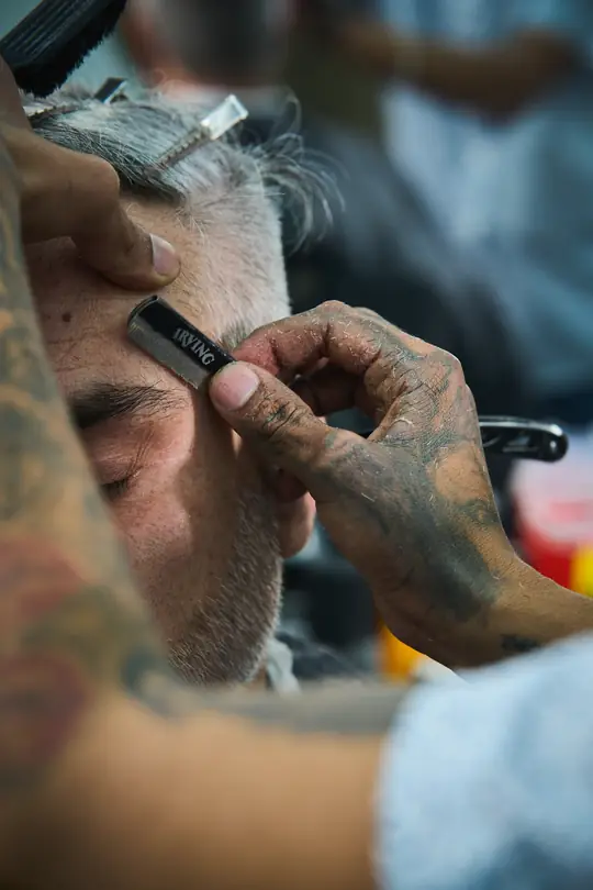 Perfilado de patilla con navaja